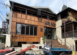 화려한 진수성찬, 홍대 깃뜰 (Feat .이기찬)